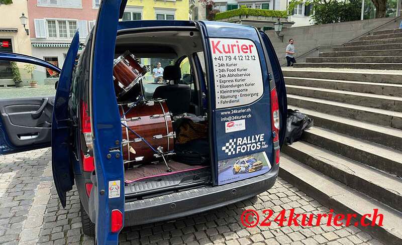 Schlagzeug Batterie Drum Set Music Transport Zürich mit 24Kurier geliefert in der St. Peter Kirche in Zürich.